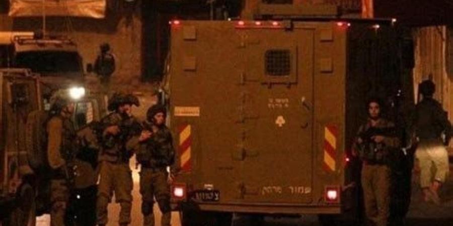 قوات العدو الاسرائيلي اقتحمت مخيم الفوار بالضفة المحتلة واعتقلت سيدة وطفلا بالقدس