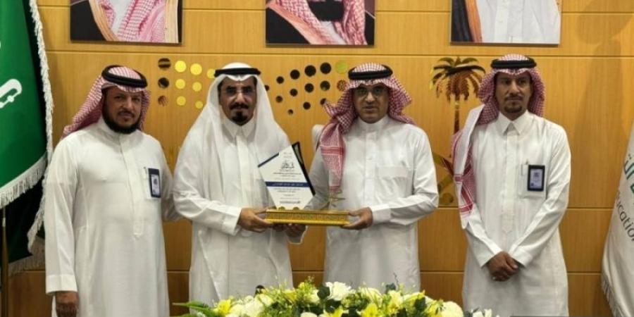 مدير عام تعليم الطائف يكرم مديري مكاتب التعليم