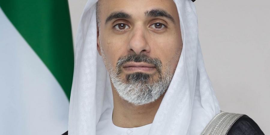 خالد بن محمد بن زايد يُقدِّم واجب العزاء في وفاة محمد إبراهيم عبيدالله