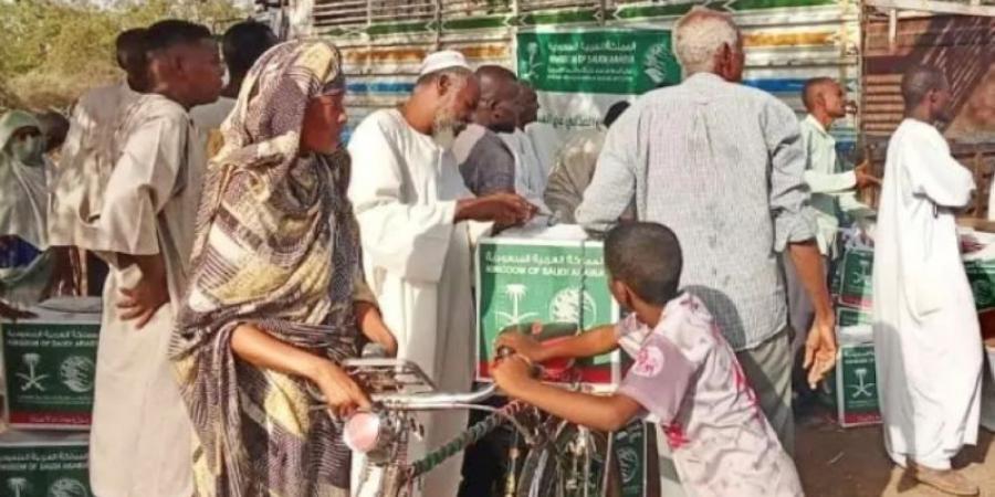 سلمان للإغاثة يوزّع (1.050) سلة غذائية في محلية أم القرى بالسودان