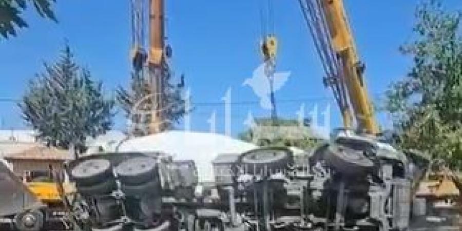 بالفيديو .. جهود إدارة السير مستمرة في رفع العوائق المرورية إثر حادث تدهور صهريج في دابوق