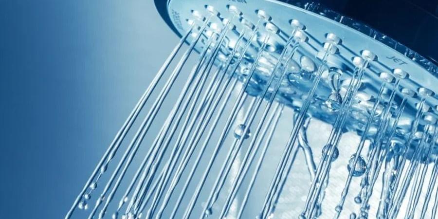 خبراء يحذرون من خطورة الاستحمام بماء شديد البرودة أثناء الحر