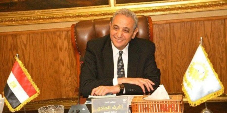 محافظ الغربية يسلم 179 طالبًا وطالبة نظارات وسماعات طبية