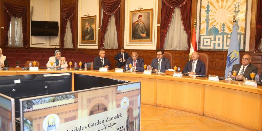 وزير الثقافة يبحث تحويل حديقة الأندلس إلى مركز إشعاع فني وثقافي