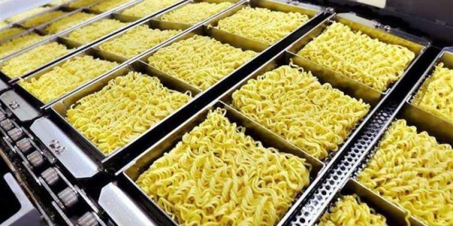 بالفيديو.. شاهد المجهر يكشف ماذا وجد داخل الإندومي "مفاجئة صادمة"