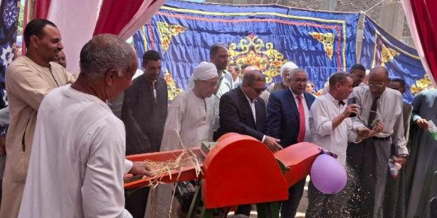 تسليم ١٥ ماكينة فرم قش قصب السكر للمزارعين بأرمنت جنوب غرب الأقصر