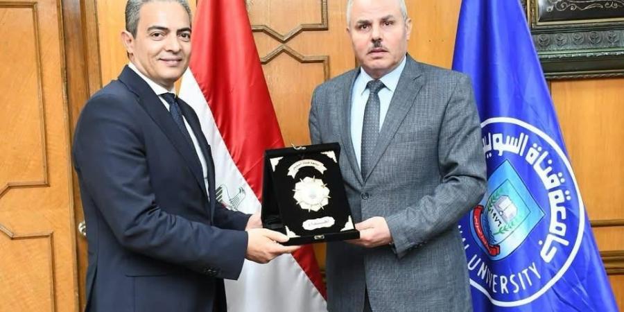 جامعة قناة السويس تُكرم نقيب الإعلاميين لأبحاثه في العلوم البينية