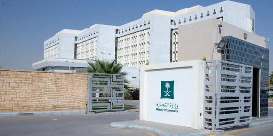 "التجارة": ضبط عمال يقومون بتعبئة أرز منتهي الصلاحية في أكياس لعلامات تجارية