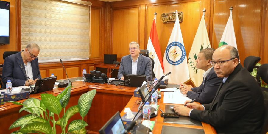 وزير البترول يتابع الموقف التشغيلي لضخ الغاز للقطاعات الصناعية