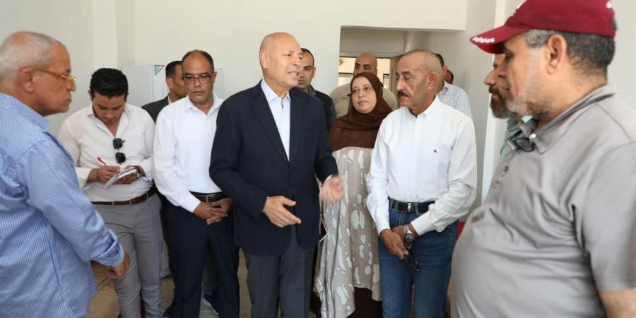 محافظ القاهرة يزور الأسر التى فقدت منازلهم فى حدائق القبة
