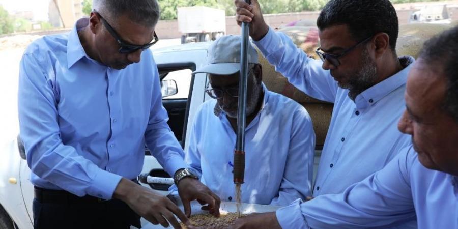 محافظ أسوان يتفقد منظومة العمل داخل مطحن ناصر بكوم أمبو