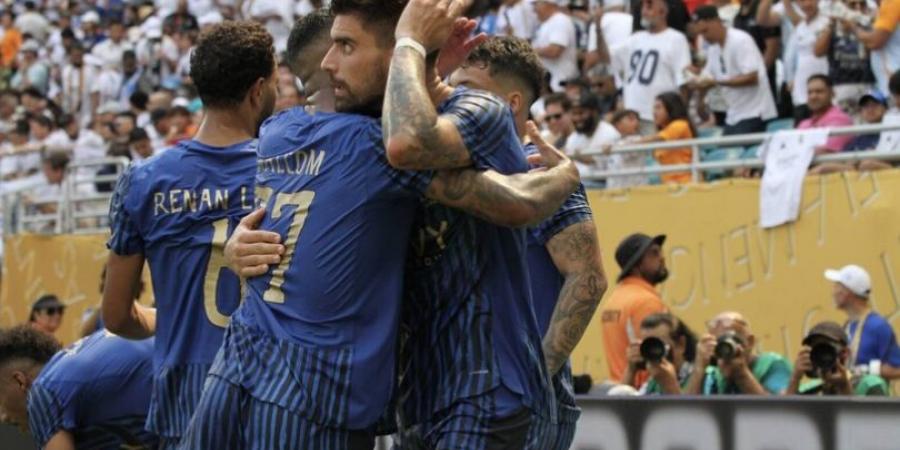 شاهد .. مشجع يقتحم الملعب في مباراة الهلال ضد باتشوكا .. ماذا فعل