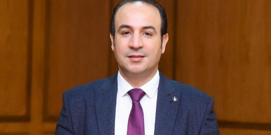 تشجيعا للتعليم المستمر.. «آداب كفر الشيخ» تحتفي بتخرج الدكتور أسامة وفا من جامعة طنطا