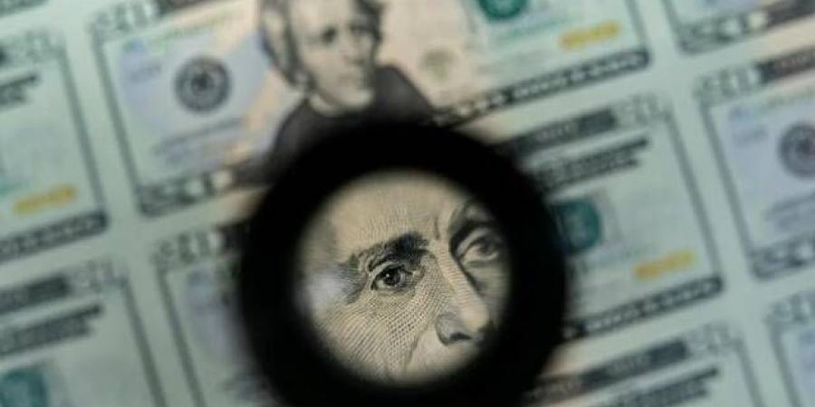 تراجع الدولار لأدنى مستوى في 3 سنوات ونصف بسبب الفائدة