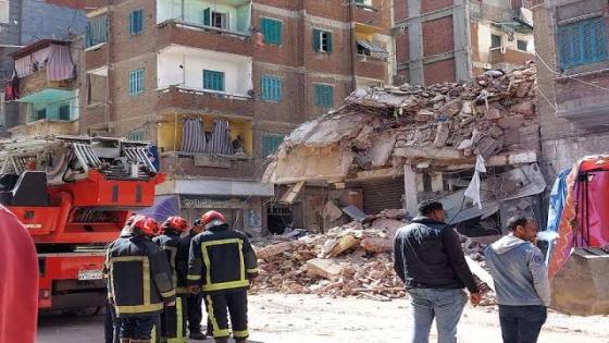 البحث عن المفقودين تحت أنقاض عقار مدمر في منطقة العطارين بالإسكندرية