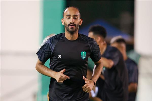 جدل واسع في الكرة السعودية: نجم المنتخب عبد الله عطيف يعلن الاعتزال عبر حسابه المخترق ثم يتراجع!