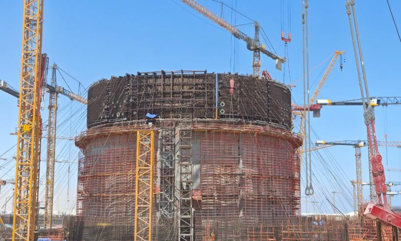 إنجاز تاريخي بالضبعة: مصر تنهي تركيب المستوى الثالث لوعاء الاحتواء الداخلي للمفاعل الثاني بمحطتها النووية