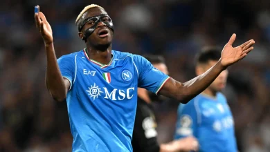 نابولي يبدأ تنفيذ العقوبات غير المباشرة على أوسيمين بسبب رفض الرحيل إلى الهلال
