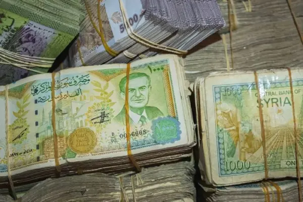 الليرة السورية تواصل الانخفاض أمام الدولار.. تعرف على السعر اليوم في السوق