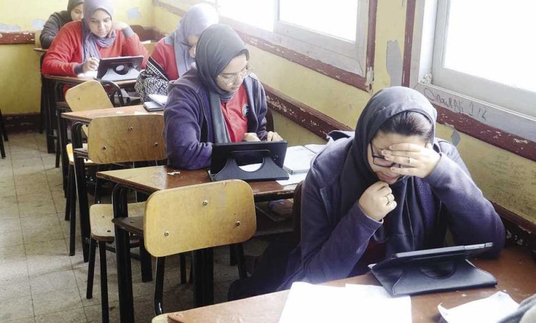 مصر تبدأ توزيع التابلت على طلاب الصف الأول الثانوي للعام الدراسي الجديد