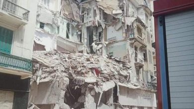 البحث عن المفقودين تحت أنقاض عقار مدمر في منطقة العطارين بالإسكندرية