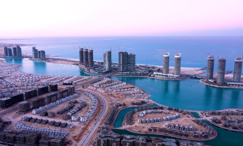 العلمين الجديدة تطلق أول مشروع للنقل الداخلي ربط حيوي بين الشاطئ، الجامعات، والمشروعات السكنية