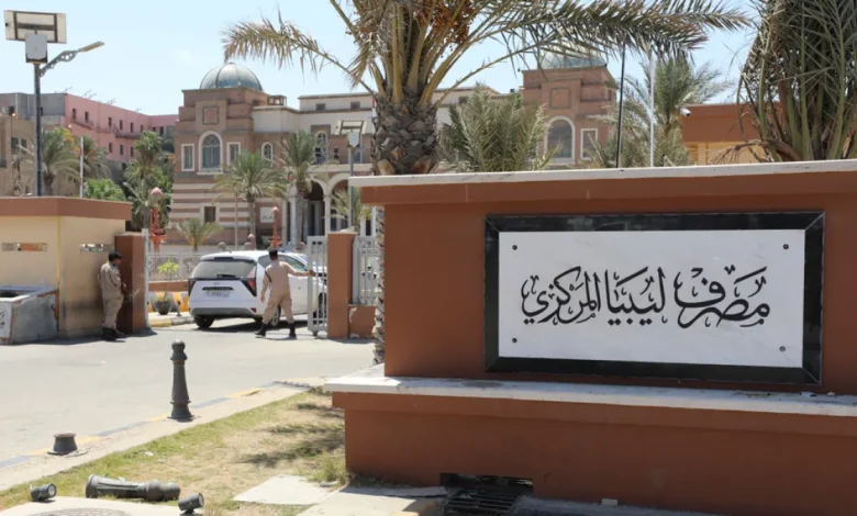 الليبيون يتوافدون على البنوك لسحب الأموال