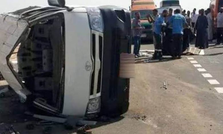 تفاصيل حادث انقلاب سيارة نقل على طريق أسوان/أبوسمبل وإصابة 10 أشخاص