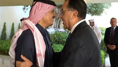 رئيس الوزراء يبحث مع نظيره القطري تعزيز الاستثمارات المشتركة بين البلدين