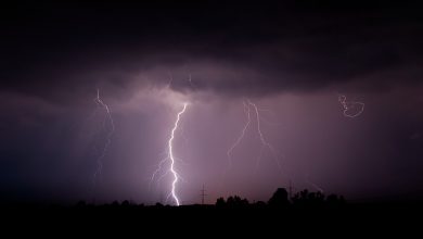 سلطنة عمان تتعرض لمنخفض جوي ساقط يجلب سحب رعدية وأمطار في عدة مناطق وتحذيرات من الأرصاد الجوية
