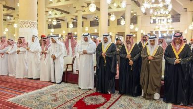 نائب أمير الرياض يؤدي صلاة الميت على والدة الأمير عبدالرحمن
