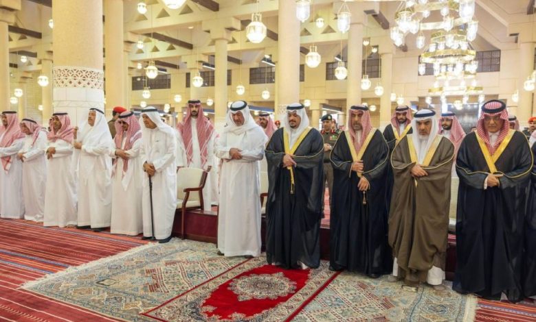 نائب أمير الرياض يؤدي صلاة الميت على والدة الأمير عبدالرحمن